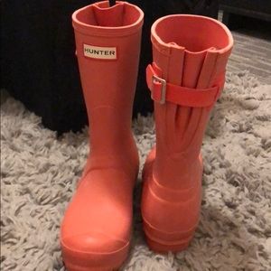 Hunter orange rain boot w expandable strap